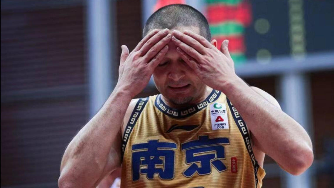 波尔图场边指挥情绪激动，多特蒙德队员怒摔水瓶的简单介绍